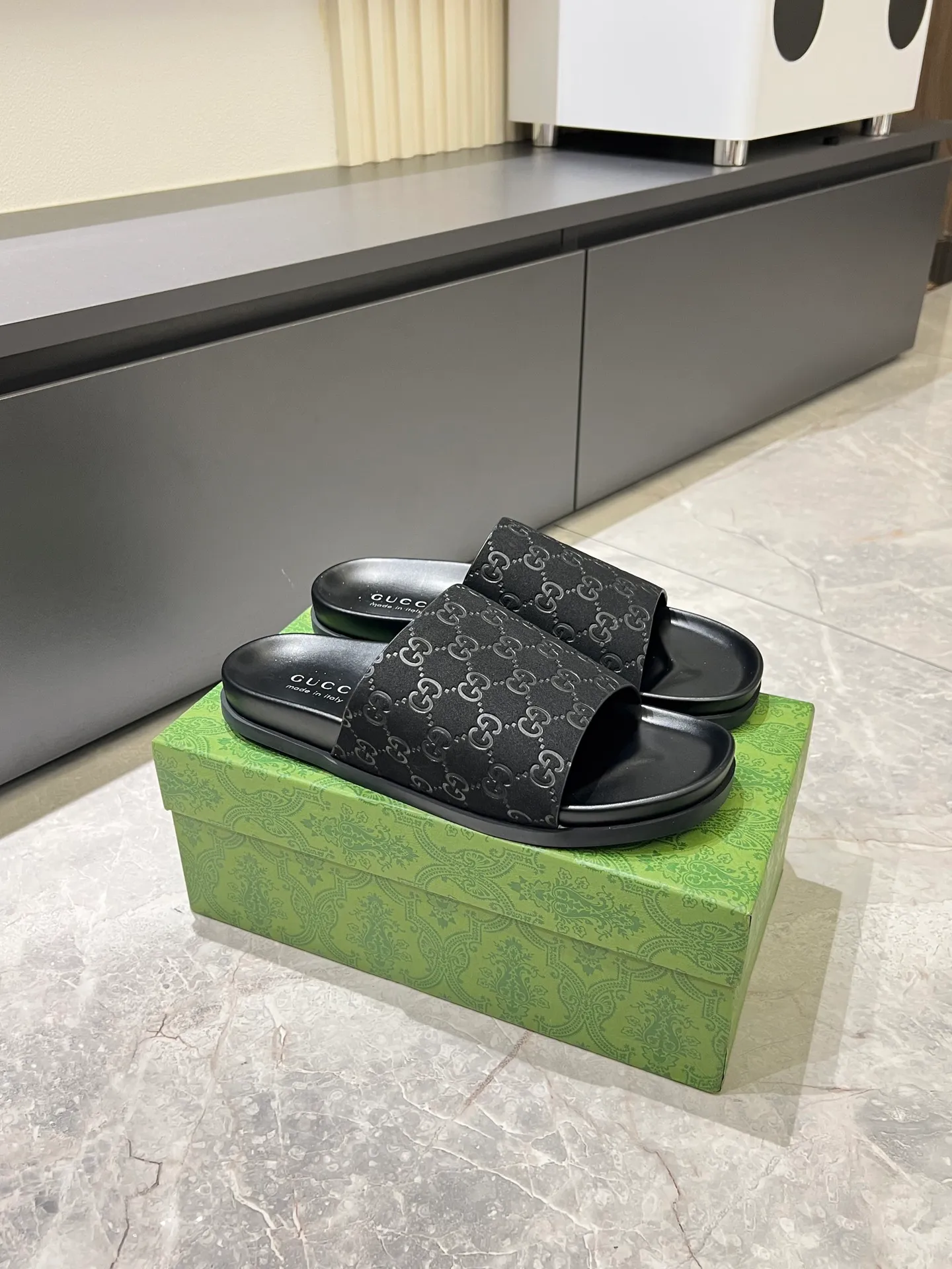 Men's Men's Shoes 💰p320 "GUCC＊" These slippers are made of GG polyester and feature a Gucci label on the front, adding a bold logo feel to the style. "Gucci Made in Italy" stamped label Rubber sole. Size 38-44
